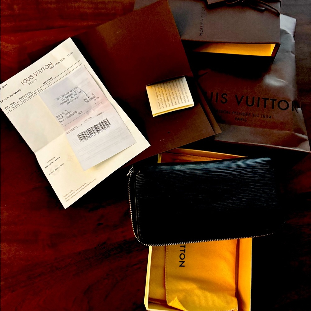 Louis Vuitton Zippy Epi Wallet in black